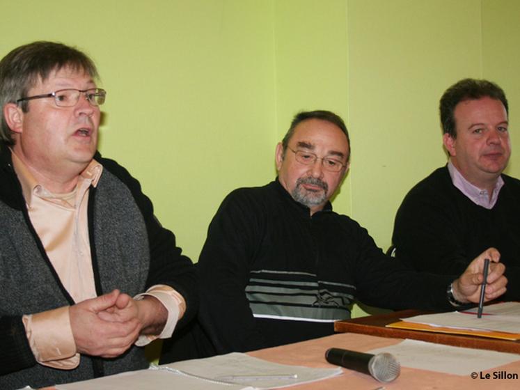 file-Roland Couloumat, président d'Aquitrait, encadré par André Paris, président du syndicat du Haut-Ossau, et Pierre-Yves Pose, président de l'AECA, a dénoncé les «Â conséquences très graves pour les éleveurs aquitainsÂ » du désengagement de l'