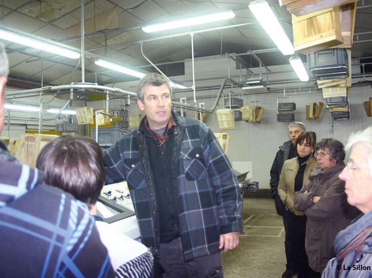 file-Le président Christophe Paillaugue, au centre, a présenté aux adhérents de la coopérative les investissements réalisés à  la station de Castets. La coopérative s'est notamment dotée de deux nouvelles lignes pour le conditionnement en sachets. Â© Le S