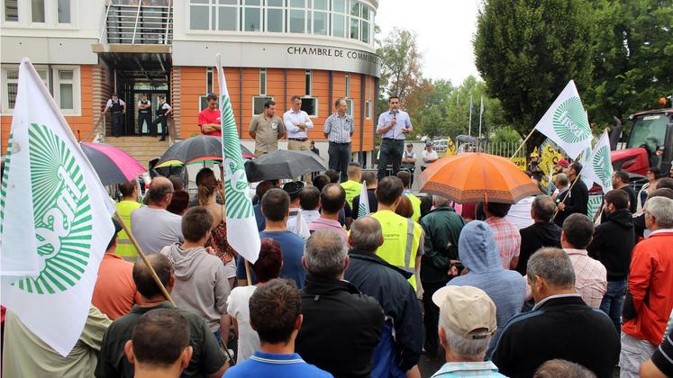 file-À l’appel de la FDSEA et des Jeunes agriculteurs des Landes, quelque 300 éleveurs se sont rassemblés lors de l’assemblée générale du Cifog à Mont-de-Marsan pour demander le versement rapide des indemnisations après les deux crises aviaires successives.