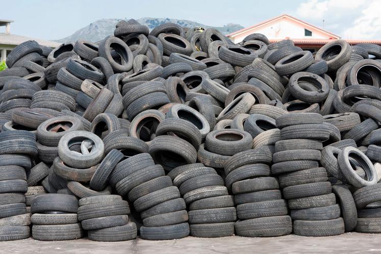 La collecte des vieux pneus utilisés pour l'ensilage se poursuit dans les  fermes de Seine-Maritime