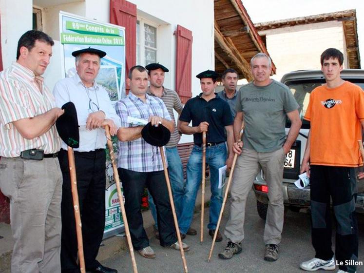 file-Jean Petit et son épouse ont accueilli ce jeudi sur leur exploitation à  Artigueloutan les congressistes de la FNO, dont le président national Serge Préveraud et le président régional Jean-Michel Anxolabéhère. Â© Le Sillon