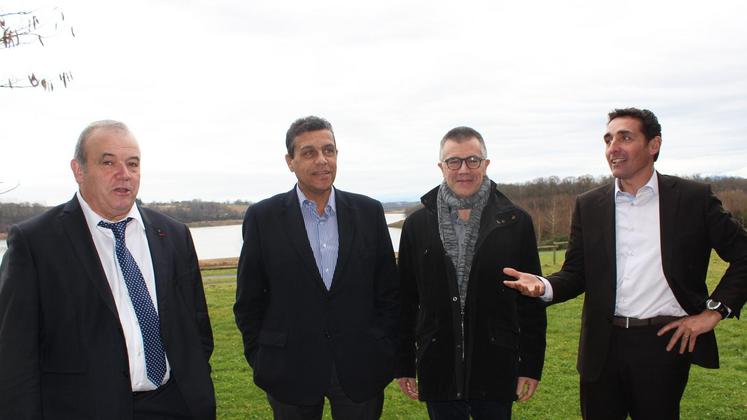 file-Le choix de Lourenties et de sa salle au bord du lac du Gabas a mis en évidence l’intérêt d’une telle réalisation pour l’agriculture et les territoires lors d’une table ronde où sont intervenus (de gauche à droite) Gilles Gauthier, Xavier Beulin, Damien L