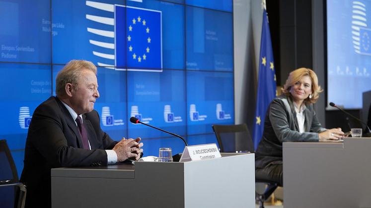 file-Janusz Wojciechowski, commissaire européen à l’Agriculture et Julia Klockner, ministre allemande de l’Agriculture ont présenté l’accord adopté par le conseil des ministres au petit matin du 21 octobre. © Union européenne