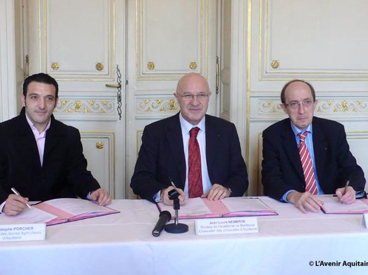 file-Christophe Pocher, président des Jeunes Agriculteurs d'Aquitaine, Jean-Louis Nembrini, recteur de l'académie de Bordeaux, et Hervé Durand, directeur  régional de l'agriculture, de l'alimentation et de la forêt, ont signé une convention