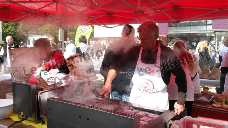 file-Les repas 100% Sud-Ouest ont été cuisinés sur place par les Jeunes Agriculteurs.