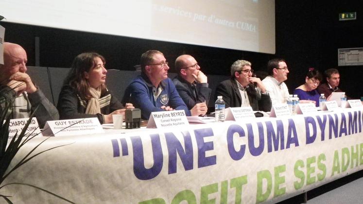 file-Le président Jean-Luc Broca (au micro), avec à sa droite le directeur Richard Finot et le vice-président Fabrice Castéra, a présenté le bilan des activités de la CUMA 640 devant une assemblée très fournie.