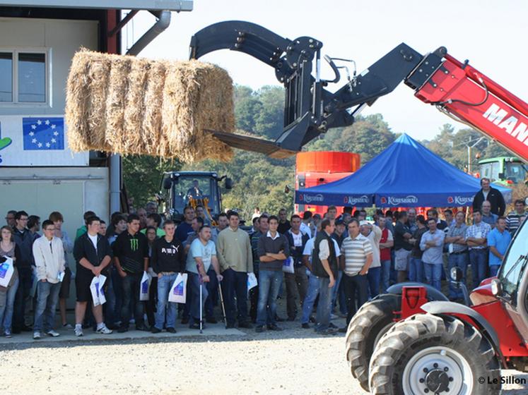 file-Plus de deux cents agriculteurs ont fait le déplacement à  Bonnut pour découvrir les possibilités de mécanisation en troupeaux bovins. Un véritable succès pour les FDCUMA des Landes et des Pyrénées-Atlantiques.