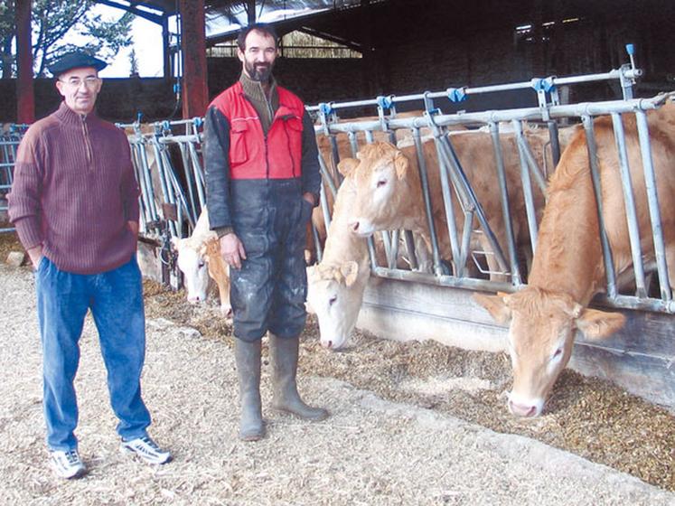 file-Pierre et Henri Costes ont bénéficié de l'aide dans le cadre du DACS-agri. Elle permet de renflouer la trésorerie de l'exploitation mise à  mal par des prix agricoles bas enÂ 2008 etÂ 2009. L'année 2010 a été pour eux une meilleure année, s