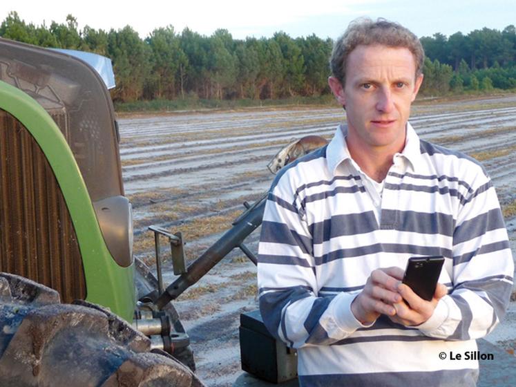 file-Dans l'étable ou sur le tracteur, des agriculteurs racontent leur quotidien sur les réseaux sociaux. Armés de leur smartphone, ils relatent, images à l'appui, cassant les préjugés, la réalité de leur métier d'agriculteur. © Le Sillon