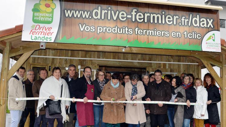 file-Le chalet en pin des Landes installé à l’arrière du bâtiment du centre de gestion CER et de la Chambre d’agriculture à Yzosse a été inauguré jeudi 31 mars sous une pluie battante. C’est là que les clients viendront retirer leurs commandes.