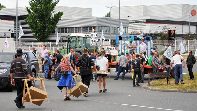 file-À grand renfort de tracteurs, troncs d’arbres et ballots de paille, les éleveurs ont bloqué depuis le 14 juin dix-sept abattoirs dans toute la France, dont celui de Castres.