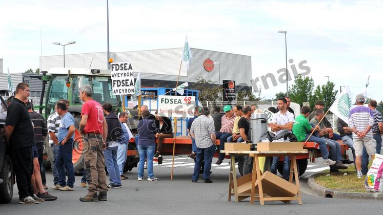 file-À l'appel de la FNSEA, une quinzaine d’abattoirs est bloquée depuis ce dimanche 14 juin par des éleveurs de bovins, alors qu’une réunion de crise est prévue ce mercredi 17 juin pour tenter de trouver une solution à la baisse des prix de la viande.