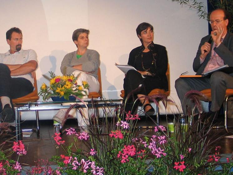file-Corinne Lacoste (deuxième à  droite) estime que les producteurs doivent s'organiser collectivement autour de démarches individuelles pour répondre massivement à  la consommation « locavore » (N.D.L.R. : qui mange du local).