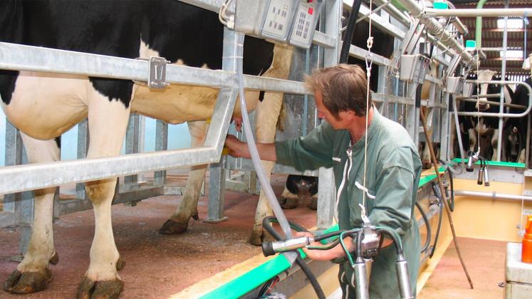 file-En France, le prix du lait payé aux éleveurs n’est pas suffisamment rémunérateur pour rendre la profession attractive auprès des jeunes.