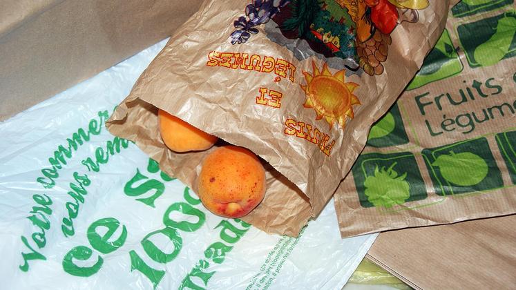 file-Depuis le 1er juillet, les sacs à usage unique en plastique ne sont plus distribués en caisse des magasins.