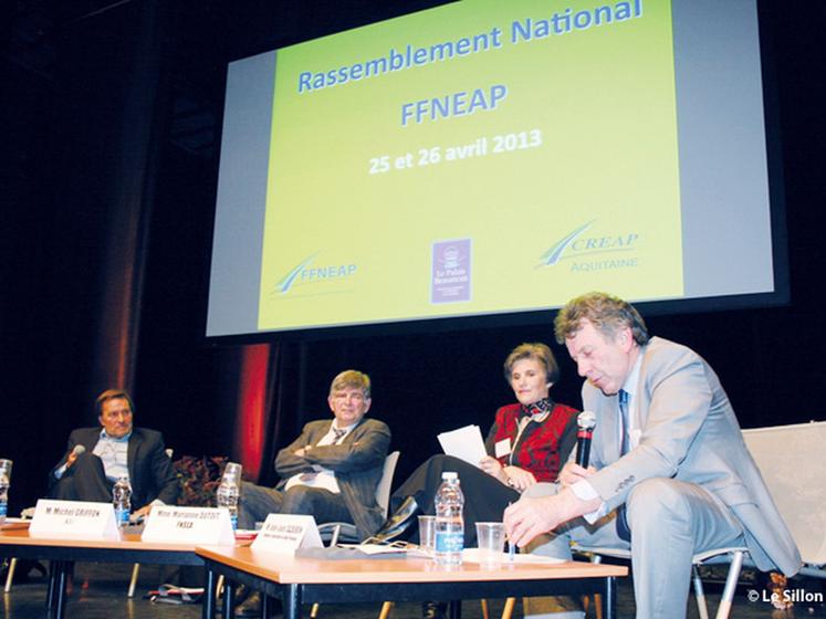 file-La table ronde sur l'agriculture écologiquement intensive réunissait Michel Griffon, Pierre Pages, vice-président du groupe Euralis, Jean-Louis Cazaubon, président de la chambre d'agriculture de Midi-Pyrénées et Marianne Dutoit de la FNSEA. Â© L