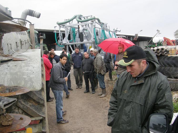 file-Les participants à  la journée ont pu découvrir sur le site de la CUMA de Pimbo, un matériel nombreux et performant pour la qualité de l'épandage, ainsi que les atouts économiques et agronomiques du compostage des effluents. Â© Cuma 40