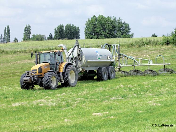 file-L'un des deux arrêtés ministériels fixe « les conditions d'épandage sur les sols pentus et détrempés ainsi que les exigences de couverture végétale des sols en période pluvieuse ». Â© Réussir/S. L.