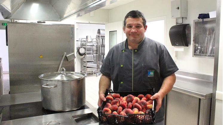 file-Au quotidien, Éric Michaud s’efforce de travailler des produits locaux et de saison pour nourrir les 250 demi-pensionnaires du lycée Louis Darmanté à Capbreton.