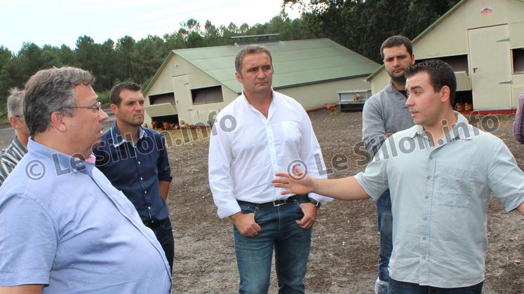 file-Mercredi dernier, les responsables de la FDSEA des Landes avaient convié Éric Thirouin (au centre) sur l’exploitation de Jonathan Lalondrelle à Vielle-Soubiran pour débattre notamment de la réglementation environnementale.