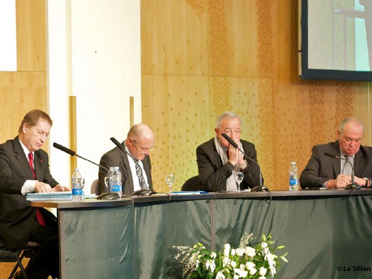 file-De gauche à  droite : Christian Pées, président d'Euralis, Alain Rousset, président de la Région Aquitaine, Alain Lamassoure, député européen et Jean-Jacques Lasserrre, sénateur. Â© Le Sillon