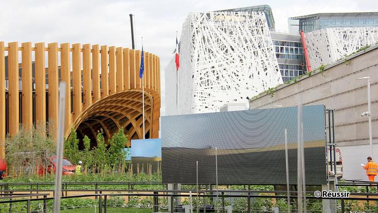 file-À côté du pavillon français, le principal pavillon italien en forme de cube utilise du ciment constitué à 80 % d’agrégats recyclés issus principalement de chutes de marbre.