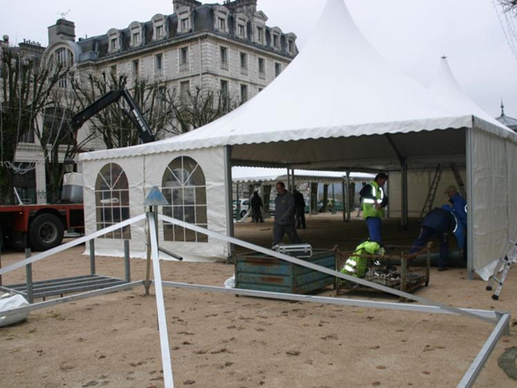 file-Effervescence sur la Place Royale à  Pau : les équipes techniques de la ville s'affairent au montage du chapiteau qui abritera à  partir du vendredi 10 décembre, la Ferme de Noël Â© Le Sillon