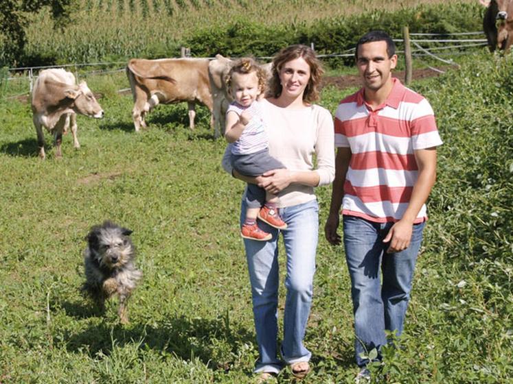 file-Édith, Cédric et Eilis Rouyer et leur troupeau de magnifiques — et dociles — Brunes des Alpes accueilleront les visiteurs dans leur ferme de Navailles-Angos.