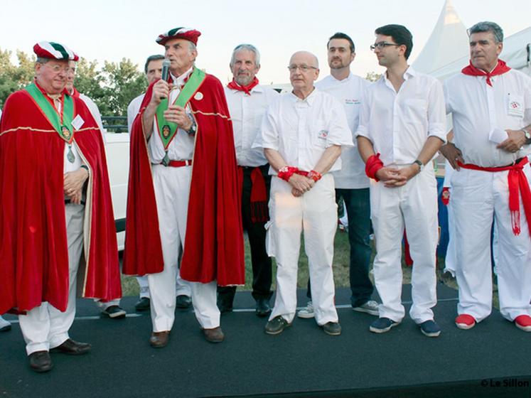 file-Ont été intronisés lors des fêtes de Bayonne: Lionel Beffre, préfet des Pyrénées-Atlantiques (photo page ci-contre), Jean-Pierre Raynaud, vice-président du conseil régional d'Aquitaine, Claude Serres-Cousiné, maire de Salies-de-Béarn, Vincent Clabé-N