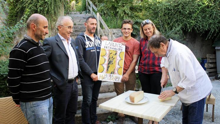 file-Stéphane Chétrit, Régis Carrère, Christophe Guédot et Corinne Crabé, de l’office de tourisme, en présence du maire de Laruns, Robert Casadebaig, ont présenté le programme de la foire.