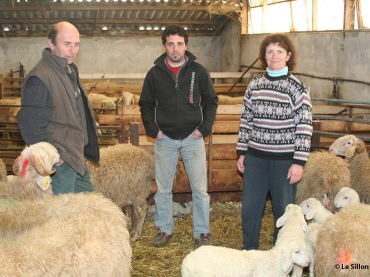 file-Aline et Patrick Darbary entourent leur nouvel associé Nicolas Arrougé, qui a rejoint l'exploitation en 2010. Tous trois partagent une vision commune du métier de berger et cultivent le goût du travail bien fait Â© F.B / Le Sillon