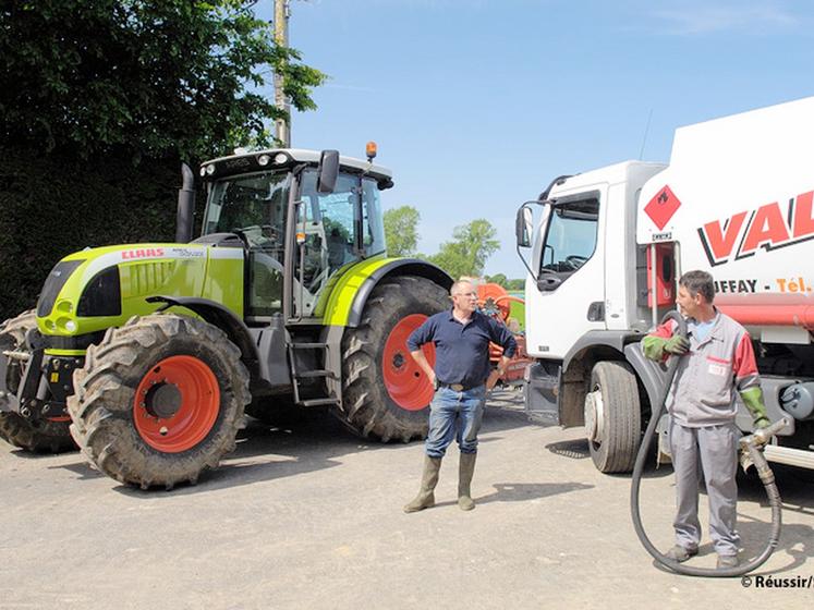 file-La taxe intérieure de consommation (TIC) sur le fioul domestique utilisé comme carburant à usage professionnel pour l'agriculture et le secteur du bàtiment et des travaux publics a été portée de 5,66 €/hl à 7,20 €/hl pour 2012. © Réussir