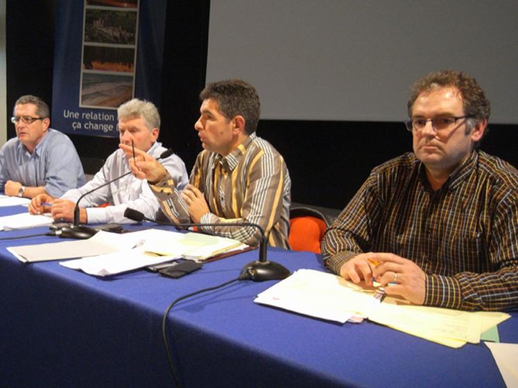 file-À l'occasion de cette venue des responsables de la FNSEA à  Agen, le président de la FRSEA Aquitaine Henri Biès-Péré était entouré de ses collègues des départements d'Aquitaine et Midi-Pyrénées Â© La Voix de la Terre