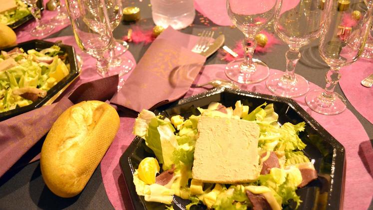 file-Les Français n’imaginent pas la période de fin d’année sans foie gras: les trois-quarts le jugent incontournable de leurs repas de fêtes, loin devant le saumon fumé ou la bûche.