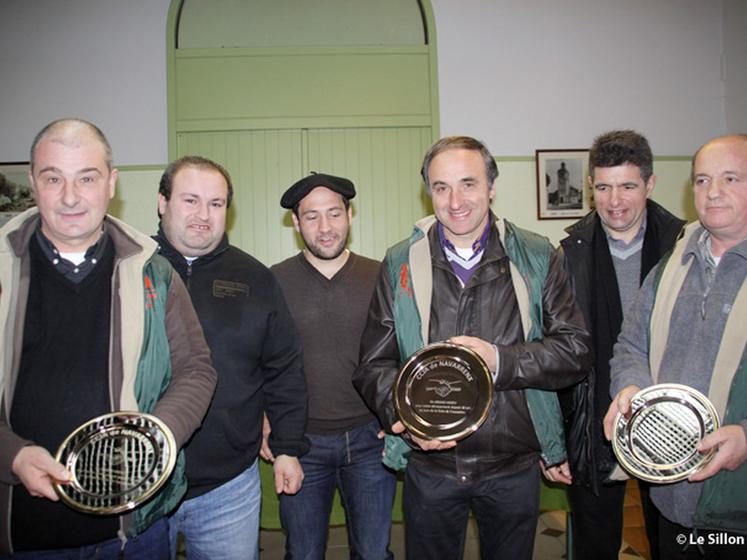 file-A l'occasion du trentième anniversaire de la foire de Navarrenx, trois des compagnons de route du « tout début » de Georges Lacampagne — Raymond Libante, Jean-Jacques Agest et Éric Lagouarde se sont vus remettre un trophée souvenir. © Le Sillon