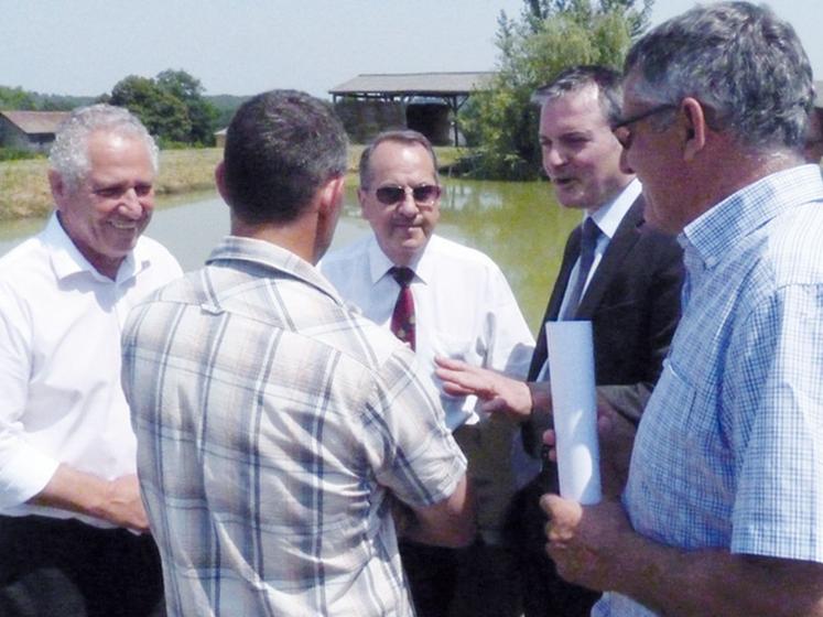 file-Ce sont les problèmes rencontrés par les agriculteurs, et pour la famille Landat sa difficulté à  créer une réserve pour stocker l'eau, qui servent de support aux revendications des syndicalistes. Â© Périgord Hebdo/N. F.