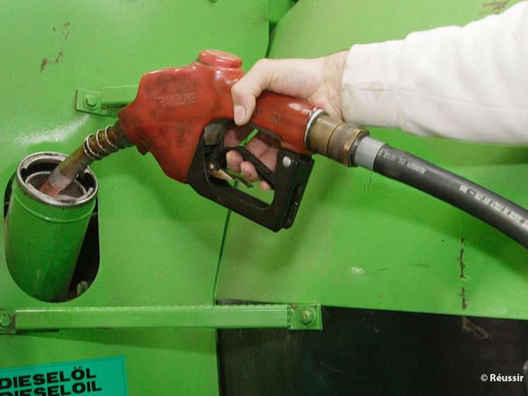 file-Ce GNR est équivalent au diesel routier utilisé pour les voitures ou les camions, mais avec le rajout d'un colorant marqueur (rouge) en vue d'une utilisation spécifique et notamment agricole. Â© Réussir