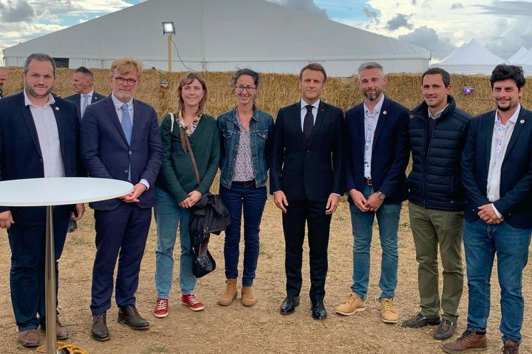 Emmanuel Macron, en visite aux Terres de Jim, a reçu les lauréats du concours Graines d'Agriculteur