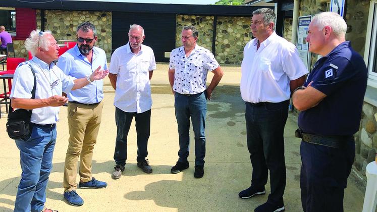 file-Dans les Pyrénées-Atlantiques, l'opération a été lancée le 9 juillet en présence du Capitaine Pascal Gensous pour la DCCRS de Bordeaux, d'Anthony Bleuz pour la mairie d'Anglet, et de Jean-Claude Saint Jean, président départemental de Groupa