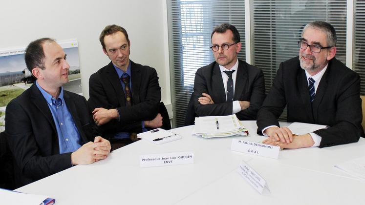 file-Patrick Dehaumont (DGAL) et de Jean-Luc Guérin, enseignant-chercheur à l’École nationale vétérinaire de Toulouse spécialisé en pathologie aviaire, sont venus répondre aux inquiétudes des éleveurs Landais.