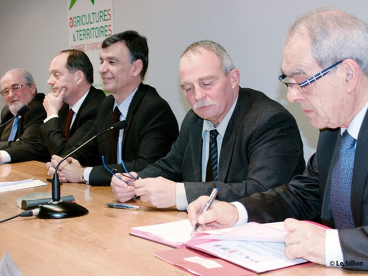 file-Après de longs mois de négociations, les professionnels agricoles et forestiers, les collectivités locales et l'administration des Landes ont signé la charte des bonnes pratiques d'entretien des cours d'eau et la cartographie d'identif