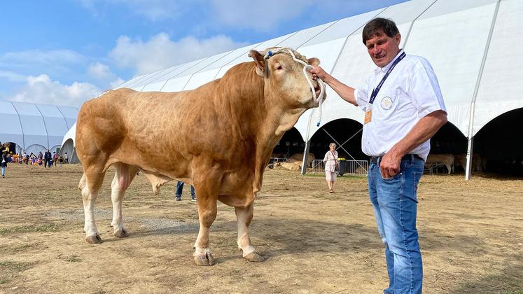 file-Hervé Lard s’est illustré avec son taureau Léopard, plus vieux mâle du concours, ce qui lui a valu de chaleureux applaudissements.