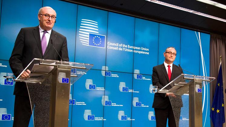 file-Phil Hogan, commissaire européen à l’agriculture et Roderick Galdes, ministre maltais de l’agriculture, à l’issue du conseil des ministres 