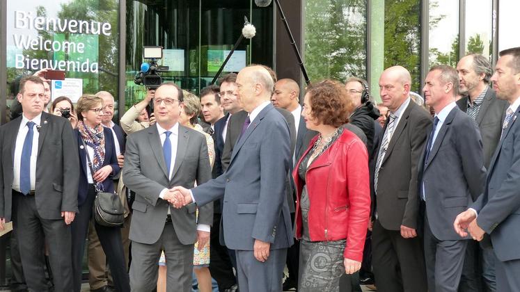 file-Le Président de la République, François Hollande, a inauguré la Cité du Vin le 30 mai dernier, en présence du maire de Bordeaux, Alain Juppé, et du président du Comité interprofessionnel du vin de Bordeaux, Bernard Farges.