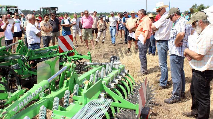 file-Mardi 9 juin à Belhade, en lisière du département des Landes, les participants à la première journée Innov’Action ont pu apprécier une vitrine complète des matériels de désherbage mécanique présents sur le marché. Une occasion rare.