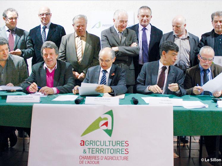 file-En compagnie du préfet des Landes, les quatre présidents des chambres départementales d'agriculture, entourés des professionnels engagés sur les questions d'irrigation, ont signé les statuts d'Irrigadour, avec le président de l'Institu