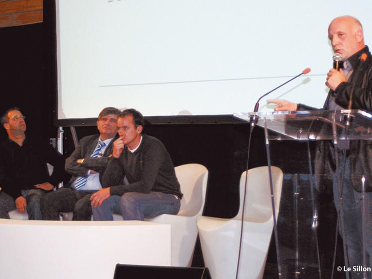 file-
Guy Estrade a profité de l'assemblée générale pour resituer les enjeux de l'eau dans le Sud-ouest. L'irrigation y représente un chiffre d'affaires direct de cent millions d'euros et son arrêt serait une menace pour plus de 6.200