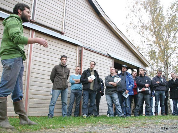 file-Les Jeunes Agriculteurs se sont rendus sur deux exploitations en vallée d'Aspe (sur notre photo, chez Maxime Bajas à  Bedous). « Nous avons une agriculture en montagne bien vivante », assure le président des JA 64, André Coig.