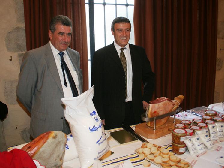 file-Le président du consortium du jambon de Bayonne, Bernard Dupont, et le maire de Salies-de-Béarn, Claude Serre-Cousiné, ont signé un accord «Â historiqueÂ » qui garantit à  l'IGP un approvisionnement de qualité Â© Ph. Delvallée - Le Sillon