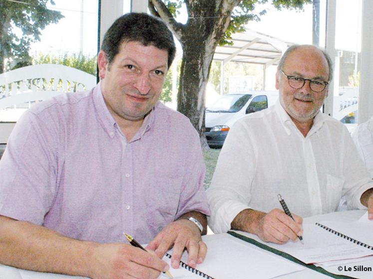 file-Le président de la chambre d'agriculture, Jean-Michel Anxolabéhère, et le président du parc des expositions de Pau, Christian Roussille, ont signé une convention qui replace l'agriculture au coeur de la foire.